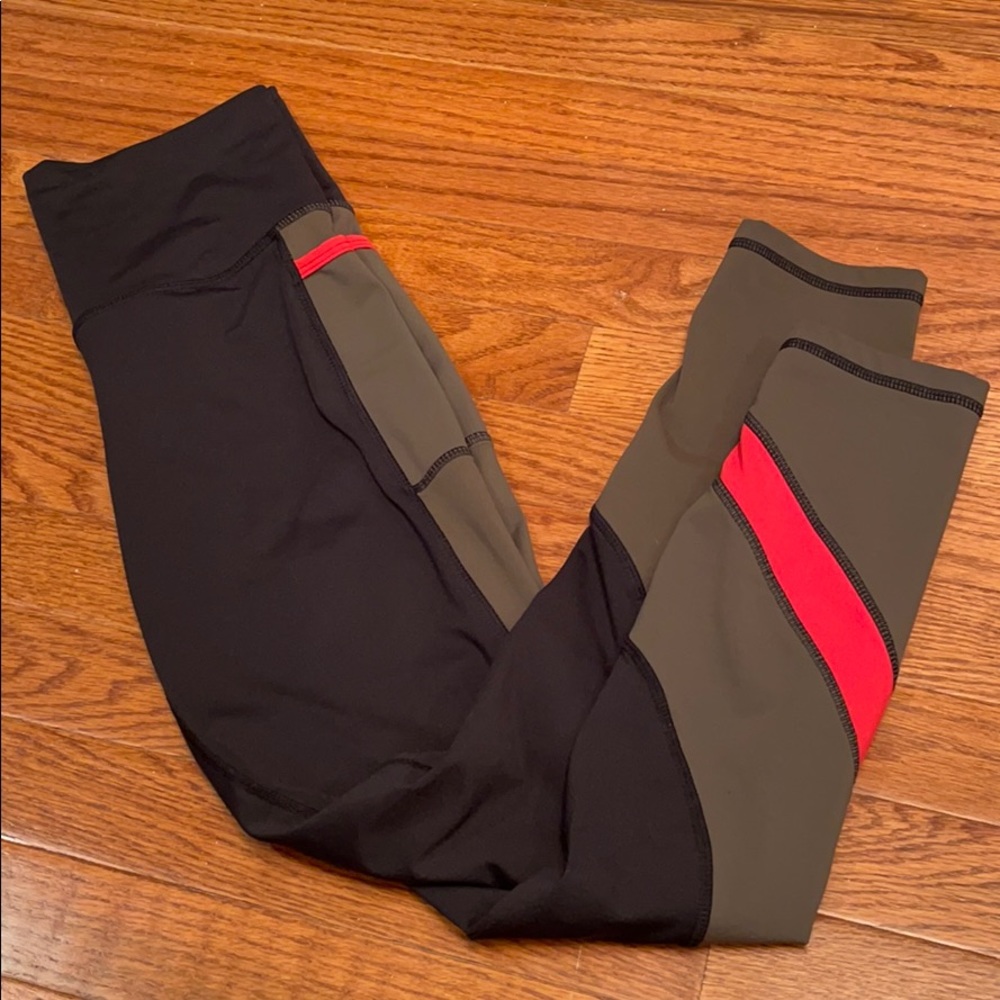 DYI black leggings with pockets. Green and red. Lg